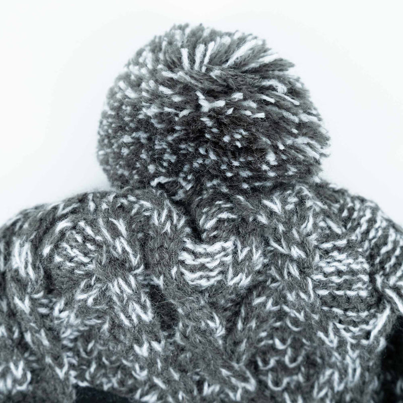 Bonnet en laine gris avec pompon